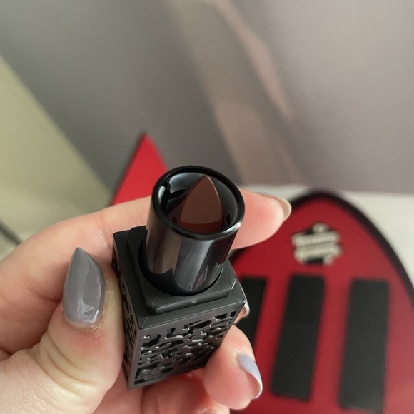 HIPDOT x Addams Family Limited Edition Makeup Set 3 Lipsticks Pin And Eyeshadow - Picture 10 of 15